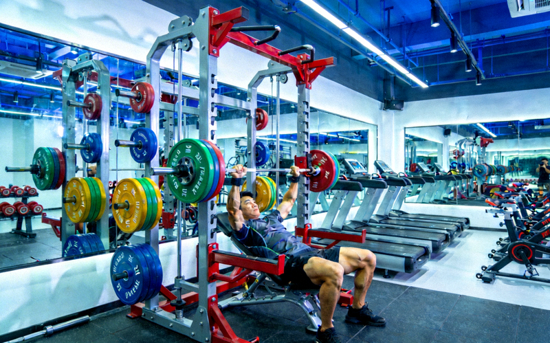健身房健身场景 - 健身者在现代化健身房进行力量训练